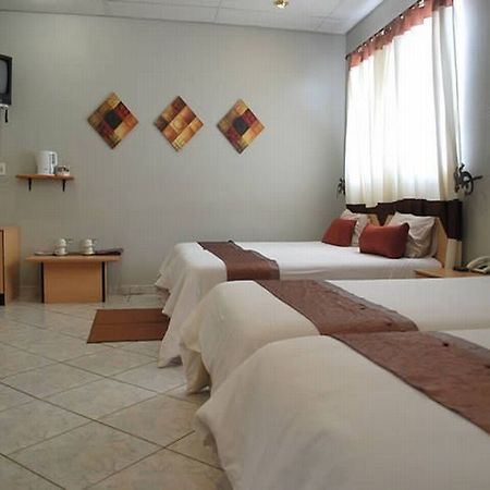 Makalani Hotel 추메브 외부 사진