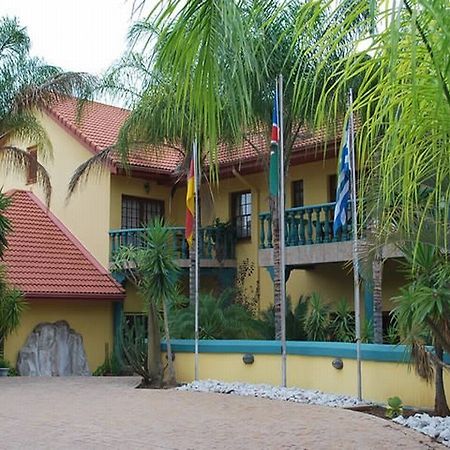 Makalani Hotel 추메브 외부 사진