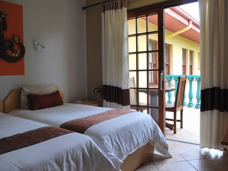 Makalani Hotel 추메브 외부 사진
