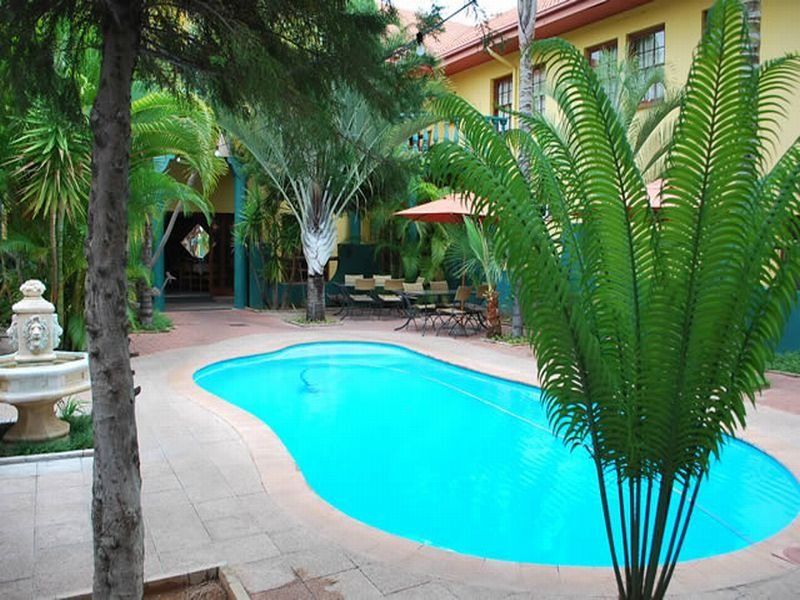 Makalani Hotel 추메브 외부 사진