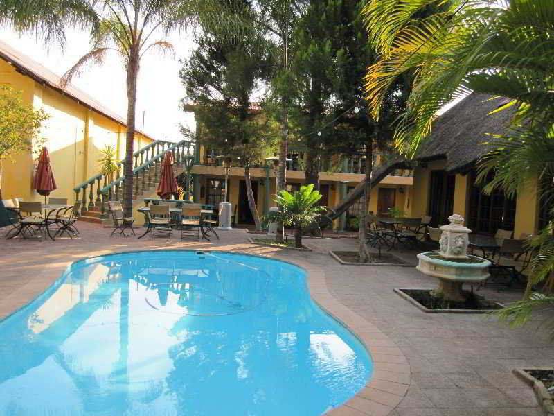 Makalani Hotel 추메브 외부 사진